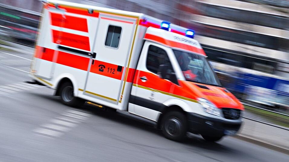 Die sieben Insassen des Kleintransporters kamen nach dem Unfall ins Krankenhaus. (Symbolbild)