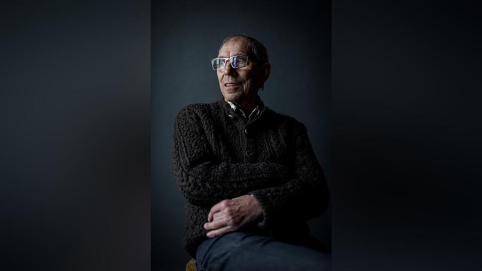 Um als Wirt nach der Arbeit abzuschalten, hat Hans Schneider nicht nur Heimatforschung betrieben, sondern sich auch das Teppichkn&uuml;pfen beigebracht. Heraus kam dabei unter anderem ein Wandteppich mit allen Gemeinde-Wappen des Landkreises Landshut, sieben Meter lang, drei Meter hoch. 30 Jahre lang hing der Teppich im Gro&szlig;en Sitzungssaal des Landratsamts Landshut.