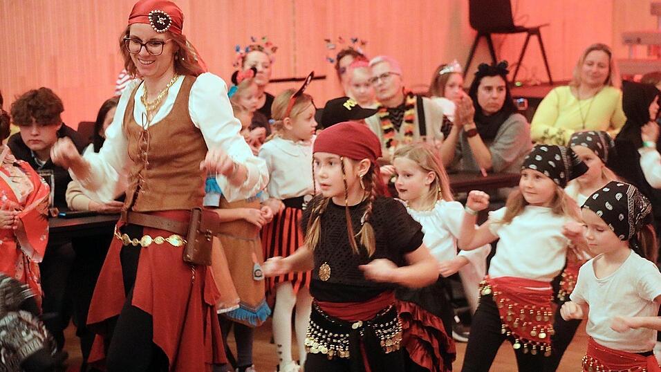 &bdquo;Leinen los&ldquo; hie&szlig; es bei den &bdquo;Tanzfr&ouml;schen&ldquo;, die als Piraten verkleidet den Nachmittag er&ouml;ffneten.