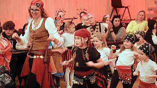„Leinen los“ hieß es bei den „Tanzfröschen“, die als Piraten verkleidet den Nachmittag eröffneten. „Leinen los“ hieß es bei den „Tanzfröschen“, die als Piraten verkleidet den Nachmittag eröffneten.