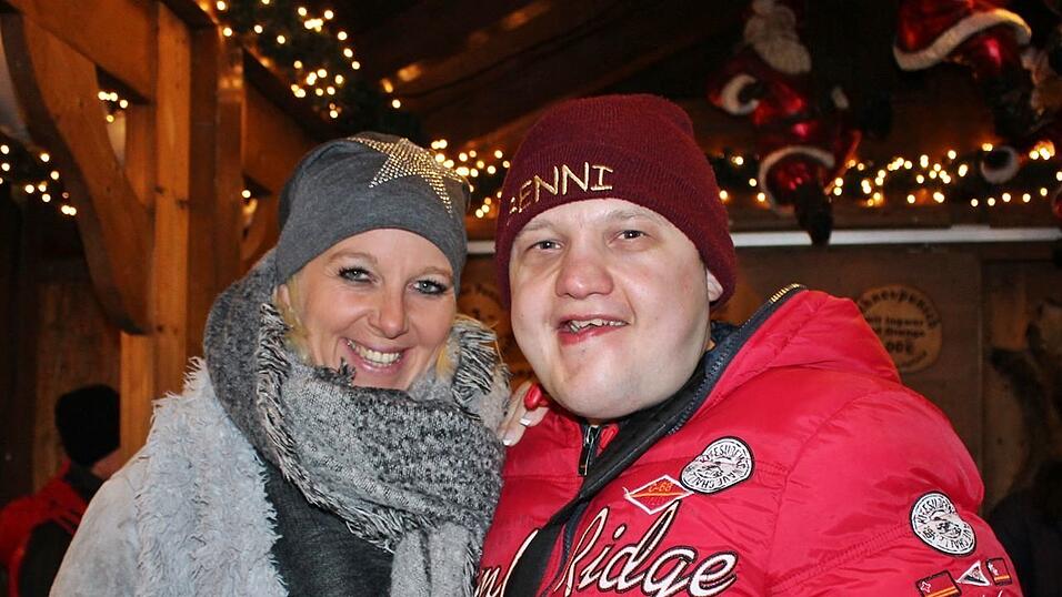 Der Christkindlmarkt und die Weihnachtspyramide geh&ouml;ren in der Adventszeit zu den beliebtesten Treffpunkten in Landshut.