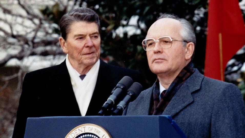 Ein politisches Wunder, das sich hier auch am 8. Dezember 1987 manifestiert: Der Parteisekretär der Kommunistischen Partei der Sowjetunion und Regierungschef der UdSSR, Michail Sergejwitsch Gorbatschow, am Rednerpult der US-Präsidenten im Weißen Haus, wohlwollend betrachtet von US-Präsident Ronald Reagan (links). f Ein politisches Wunder, das sich hier auch am 8. Dezember 1987 manifestiert: Der Parteisekretär der Kommunistischen Partei der Sowjetunion und Regierungschef der UdSSR, Michail Sergejwitsch Gorbatschow, am Rednerpult der US-Präsidenten im Weißen Haus, wohlwollend betrachtet von US-Präsident Ronald Reagan (links). f