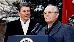 Ein politisches Wunder, das sich hier auch am 8. Dezember 1987 manifestiert: Der Parteisekret&auml;r der Kommunistischen Partei der Sowjetunion und Regierungschef der UdSSR, Michail Sergejwitsch Gorbatschow, am Rednerpult der US-Pr&auml;sidenten im Wei&szlig;en Haus, wohlwollend betrachtet von US-Pr&auml;sident Ronald Reagan (links). f
