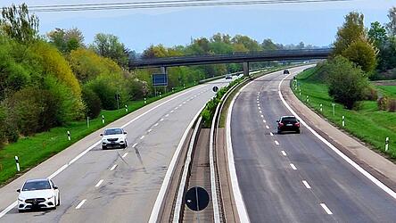 Links die stark in Mitleidenschaft gezogene Fahrtrichtung M&uuml;nchen, rechts das Teilst&uuml;ck in Richtung Deggendorf, auf dem Apshaltierungs- und Markierungsarbeiten stattgefunden haben.