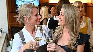 Sina Scherer (links) und Silke V&ouml;lling veranstalten die Party.