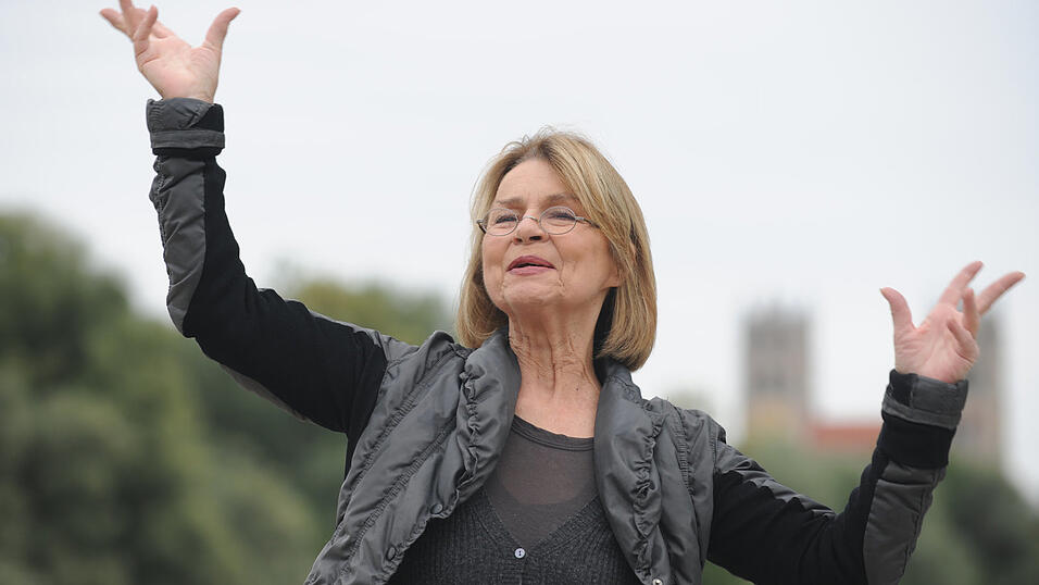 Die Schauspielerin Cornelia Froboess bei den Dreharbeiten zum ARD-Film 'Freundinnen' an der Isar Die Schauspielerin Cornelia Froboess bei den Dreharbeiten zum ARD-Film 'Freundinnen' an der Isar