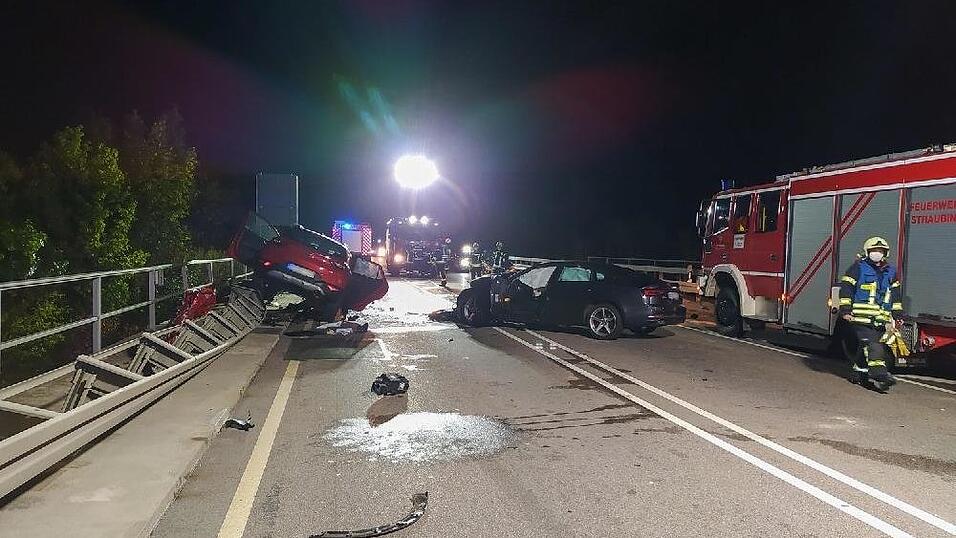 Am fr&uuml;hen Sonntagabend krachten zwei Autos auf der B20 frontal ineinander. Ein dritter Wagen fuhr in die Unfallstelle.