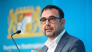 Klaus Holetschek (CSU), Gesundheitsminister von Bayern, spricht.