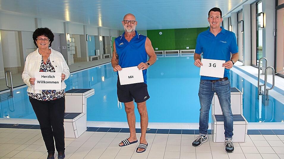 B&uuml;rgermeisterin Liane Sedlmeier, Jens Aschenbrenner und Schwimmmeister Stefan Schrenk (v. l.) hei&szlig;en ab Samstag die Badeg&auml;ste unter Einhaltung der 3G-Regel willkommen.