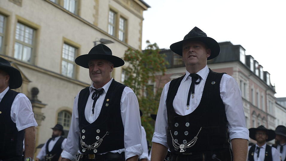 Zahlreiche Musik- und Trachtengruppen zogen nach dreij&auml;hriger Pause am Freitagabend zum Festplatz Am Hagen.&nbsp;