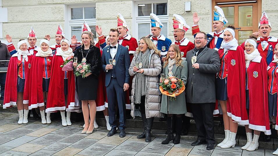 Ein Glas Sekt auf die Faschingssaison erhoben haben (vorne, v. li.) Lisa I. und Markus II., das neue Prinzenpaar, Bürgermeisterin Sibylle Entwistle und das Prinzenpaar der vergangenen Saison, Sophia I. und Martin III. Ein Glas Sekt auf die Faschingssaison erhoben haben (vorne, v. li.) Lisa I. und Markus II., das neue Prinzenpaar, Bürgermeisterin Sibylle Entwistle und das Prinzenpaar der vergangenen Saison, Sophia I. und Martin III.