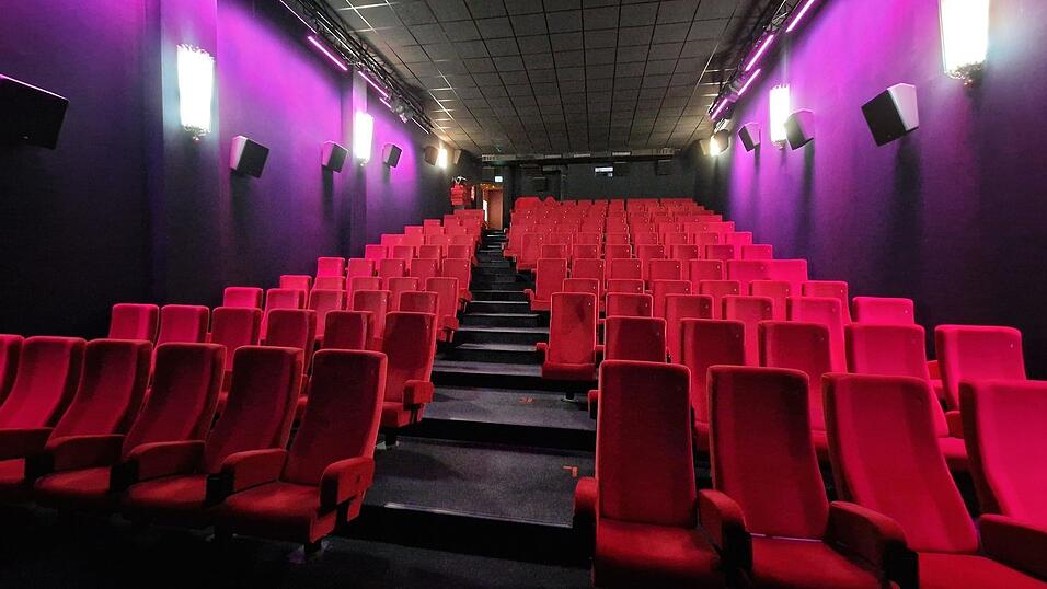 F&uuml;r insgesamt 150 Pl&auml;tze bietet der Kinosaal in Landau Platz.Der Saal ist bereits ausgebucht. Aber: Sitze, die bis kurz vor der Veranstaltung nicht besetzt sind, k&ouml;nnen neu vergeben werden.