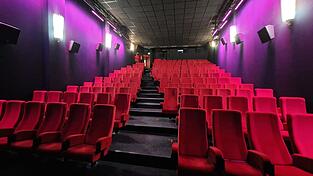 F&uuml;r insgesamt 150 Pl&auml;tze bietet der Kinosaal in Landau Platz.Der Saal ist bereits ausgebucht. Aber: Sitze, die bis kurz vor der Veranstaltung nicht besetzt sind, k&ouml;nnen neu vergeben werden.