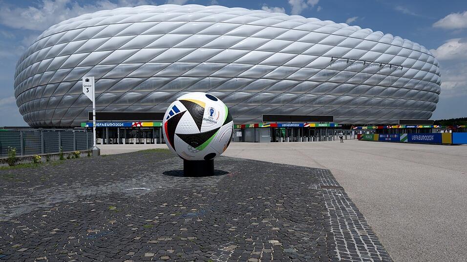 Hier wurde die EM eröffnet: die Allianz Arena in München, die während des Turniers Munich Football Arena heißt. Hier wurde die EM eröffnet: die Allianz Arena in München, die während des Turniers Munich Football Arena heißt.