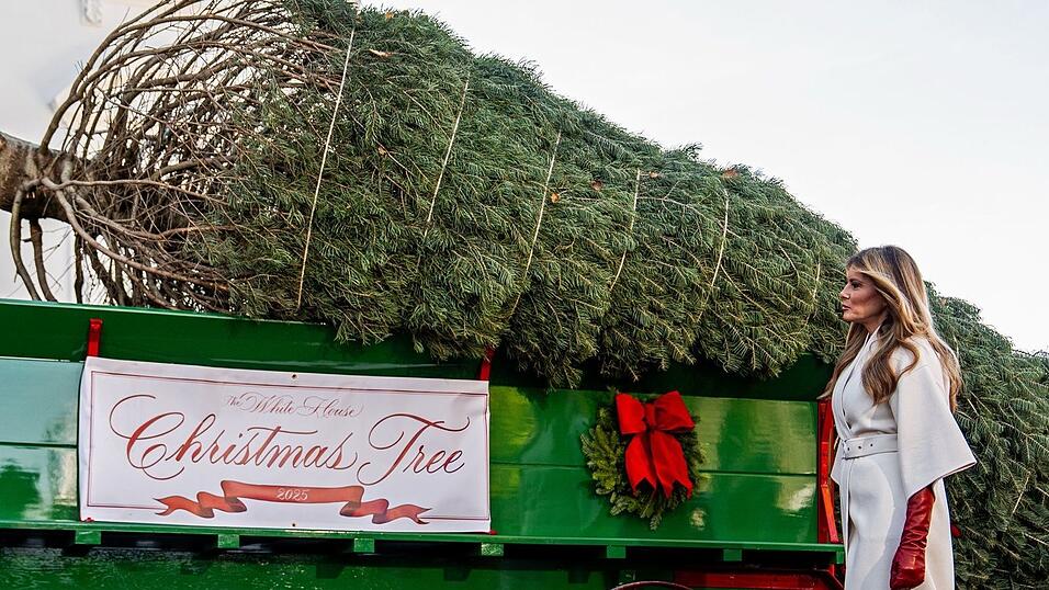Melanie Trump nimmt den Weihnachtsbaum in Empfang. Melanie Trump nimmt den Weihnachtsbaum in Empfang.