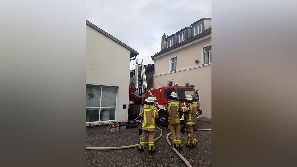 Der Brand in Mengkofen h&auml;lt die Einsatzkr&auml;fte der Feuerwehr in Atem.&nbsp;