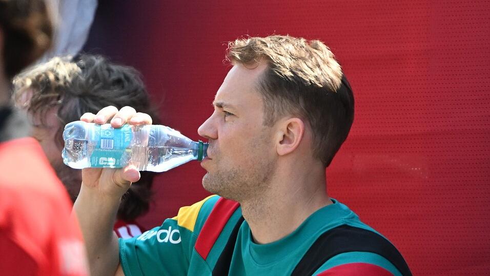 Hat auch ohne Einsatz Durst: Fußball-Nationaltorhüter Manuel Neuer. Hat auch ohne Einsatz Durst: Fußball-Nationaltorhüter Manuel Neuer.