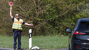Bei Kontrollen auf den Landstra&szlig;en hat die Polizei viele Verst&ouml;&szlig;e festgestellt. (Symbolbild)