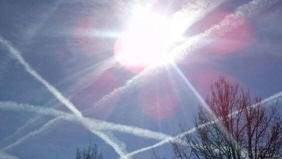 Solche Spuren am Himmel erscheinen manchen verdächtig. Sie vermuten, dass sie auf von Flugzeugen versprühte Chemikalien zurückgehen. (Foto: privat) Solche Spuren am Himmel erscheinen manchen verdächtig. Sie vermuten, dass sie auf von Flugzeugen versprühte Chemikalien zurückgehen. (Foto: privat)