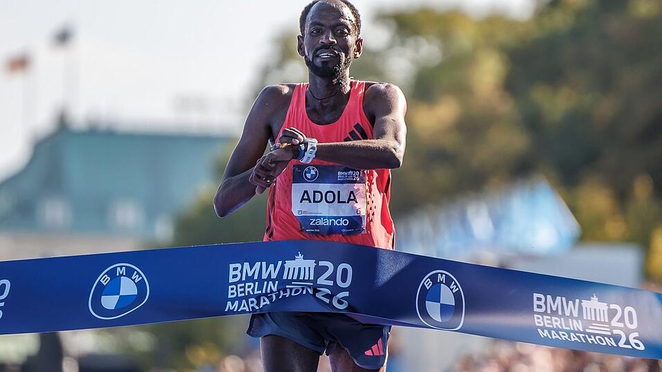 Guye Adola gewann in Abwesenheit von Weltrekordler Sabastian Sawe bei den Männern. Guye Adola gewann in Abwesenheit von Weltrekordler Sabastian Sawe bei den Männern.