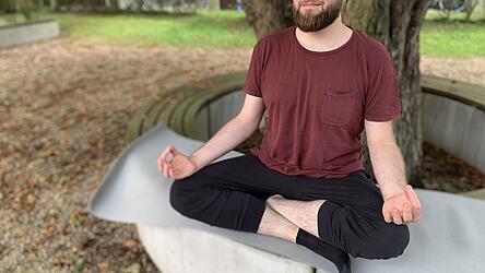 Redakteur David meditiert am Liebsten in der Natur.