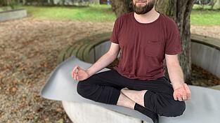 Redakteur David meditiert am Liebsten in der Natur.