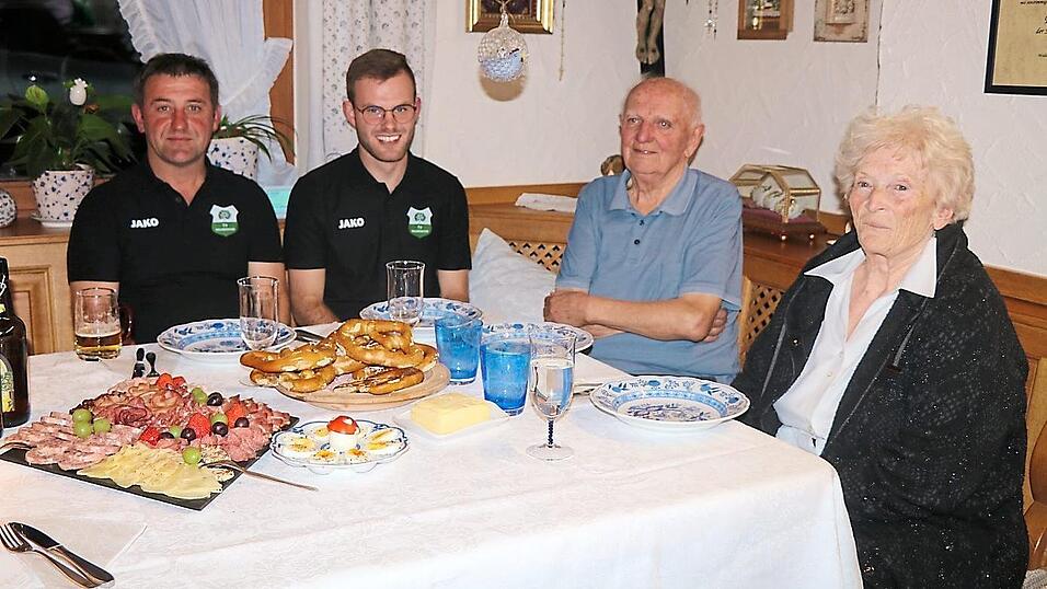 Zweiter Abteilungsleiter Hans-J&uuml;rgen Umlauf und Abteilungsleiter Stefan Umlauf beim Besuch bei Siegfried und Erika Wagner