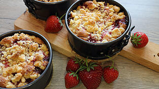 Die Rhabarbersaison hat schon begonnen. Zusammen mit Erdbeeren und Streuseln ergibt die Kombination einen köstlichen Kuchen.