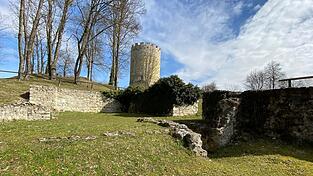 Als letzter Zeuge einer einst mächtigen Burganlage thront der in der ersten Hälfte des 13. Jahrhunderts durch Herzog Ludwig den Kelheimer erbaute Heinrichsturm auf dem Schlossberg hoch über Bad Abbach.