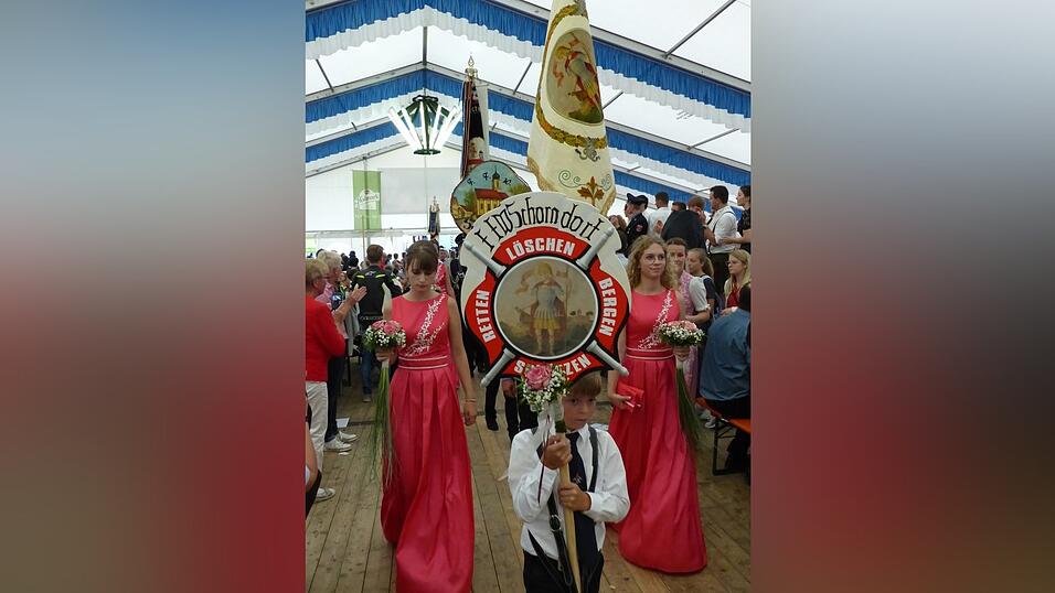 Nach dem Festzug zog die Jubelwehr als letzter Verein ins Festzelt ein.