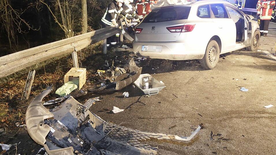 Bei dem Unfall bei Egglkofen wurden mehrere Personen schwer verletzt. Bei dem Unfall bei Egglkofen wurden mehrere Personen schwer verletzt.