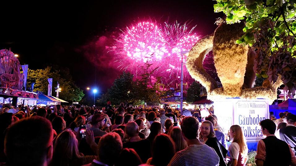 Mit einem Prachtfeuerwerk ging am Montagabend das G&auml;ubodenvolksfest zu Ende.