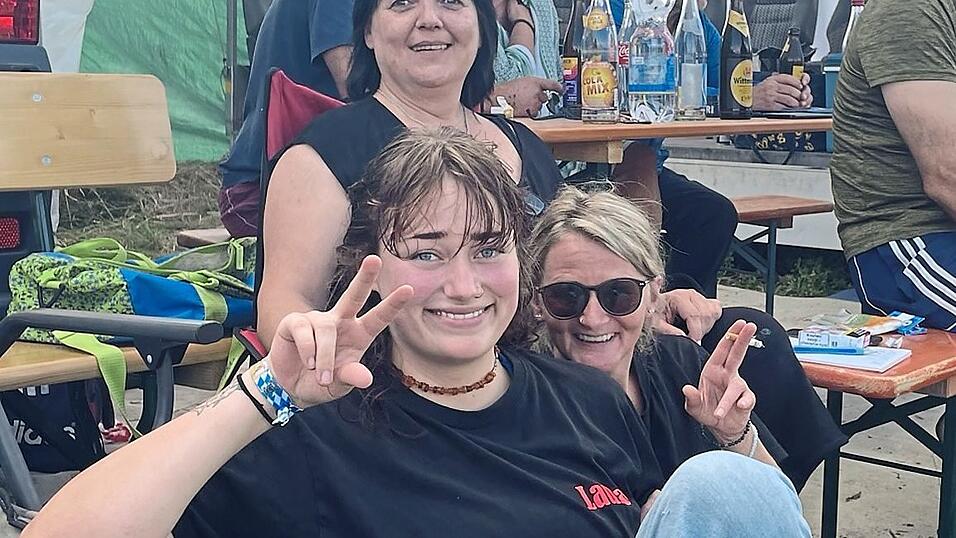 Musik aus der selbstmitgebrachten Anlage, Kaffee, Kippe, Bier - und gegen den Hunger eine Würstlsemmel vom Grillstand: Unter Auswechselfahrern, Angehörigen und Schaulustigen kommt Festivalstimmung auf. Musik aus der selbstmitgebrachten Anlage, Kaffee, Kippe, Bier - und gegen den Hunger eine Würstlsemmel vom Grillstand: Unter Auswechselfahrern, Angehörigen und Schaulustigen kommt Festivalstimmung auf.