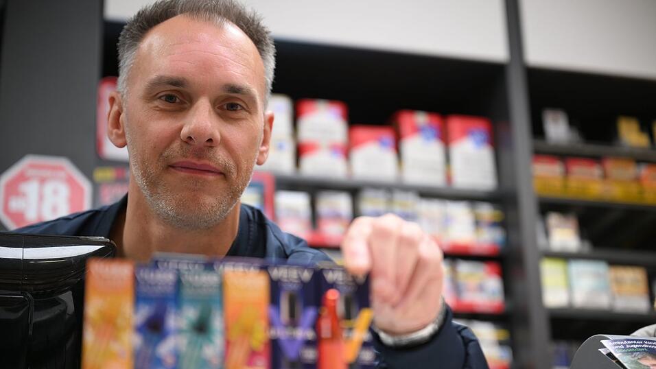 Er verkauft sowohl klassische Zigaretten als auch E-Zigaretten: der Düsseldorfer Tabakwaren-Geschäftsinhaber Sebastian Jähn. Er verkauft sowohl klassische Zigaretten als auch E-Zigaretten: der Düsseldorfer Tabakwaren-Geschäftsinhaber Sebastian Jähn.