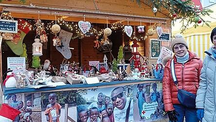 Anita Gröschl (rechts) und Roswitha Spreiter von der Pfarrei Barbing sammelten Spenden für Kinder in Afrika.