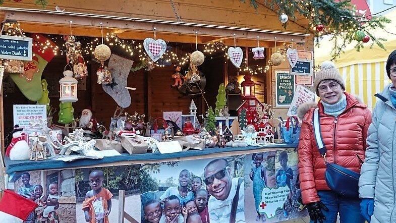 Anita Gröschl (rechts) und Roswitha Spreiter von der Pfarrei Barbing sammelten Spenden für Kinder in Afrika.
