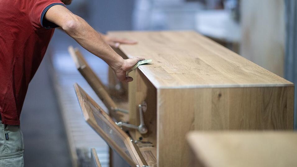 Hersteller und H&auml;ndler haben damit zu k&auml;mpfen, dass viele Verbraucher bei M&ouml;beln sparen. (Archivbild)