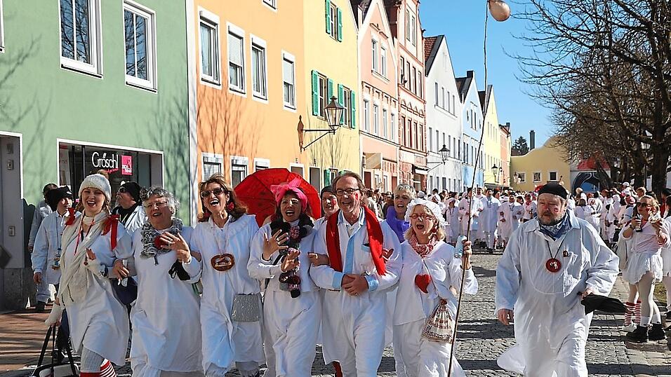 Nach zwei Jahren Zwangspause kann heuer der Hemadlenzen-Umzug in Dorfen wieder in gewohnter Form stattfinden.