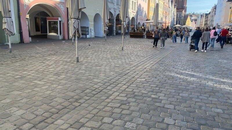 Auf weniger Sitzm&ouml;glichkeiten als gewohnt m&uuml;ssen sich die Landshuter in der Altstadt zwischen Steckengasse und 'Caf&eacute; Belstner' noch auf unbestimmte Zeit einstellen. Daniela Maier hat f&uuml;r ihre vier Lokale noch keinen Nachfolger gefunden.