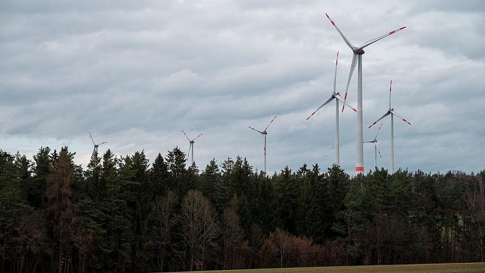 Windräder im staatseigenen Lindenhardter Forst in Oberfranken. (Archiv)