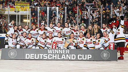 Mit dem Sieg gegen Ungarn sicherten sich die DEB-Frauen zum zweiten Mal in Folge den Titel beim Deutschland-Cup. Mit dem Sieg gegen Ungarn sicherten sich die DEB-Frauen zum zweiten Mal in Folge den Titel beim Deutschland-Cup.