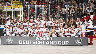 Mit dem Sieg gegen Ungarn sicherten sich die DEB-Frauen zum zweiten Mal in Folge den Titel beim Deutschland-Cup. Mit dem Sieg gegen Ungarn sicherten sich die DEB-Frauen zum zweiten Mal in Folge den Titel beim Deutschland-Cup.