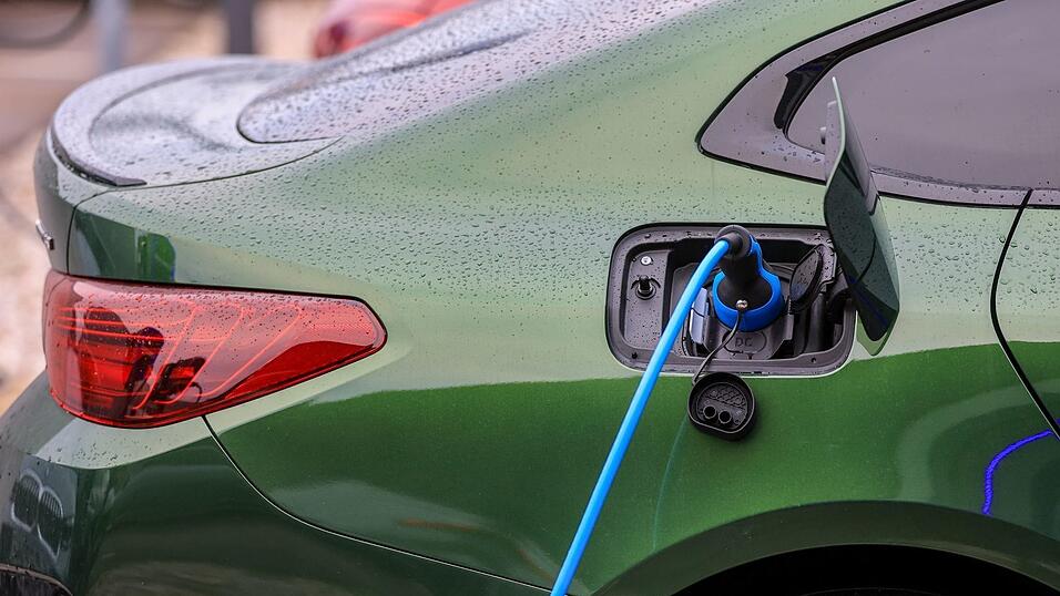 Trotz steigender Zahlen sehen Fachleute noch keinen ausreichenden Hochlauf der E-Mobilit&auml;t in Deutschland. (Archivbild)