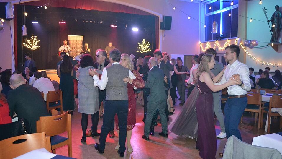 Die Tanzfläche war stets gut gefüllt. Fotos: Die Tanzfläche war stets gut gefüllt. Fotos: