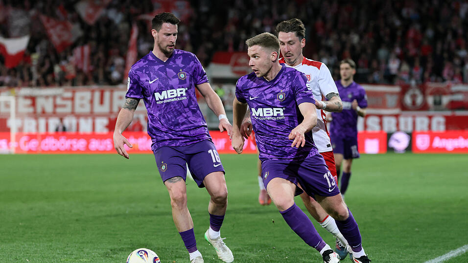 Trägt nun das Trikot des früheren Gegners: Erik Majetschak (Mitte). Er spielte in der Vergangenheit für den FC Erzgebirge Aue und damit auch gegen seinen neuen Verein, den SSV Jahn Regensburg. Trägt nun das Trikot des früheren Gegners: Erik Majetschak (Mitte). Er spielte in der Vergangenheit für den FC Erzgebirge Aue und damit auch gegen seinen neuen Verein, den SSV Jahn Regensburg.