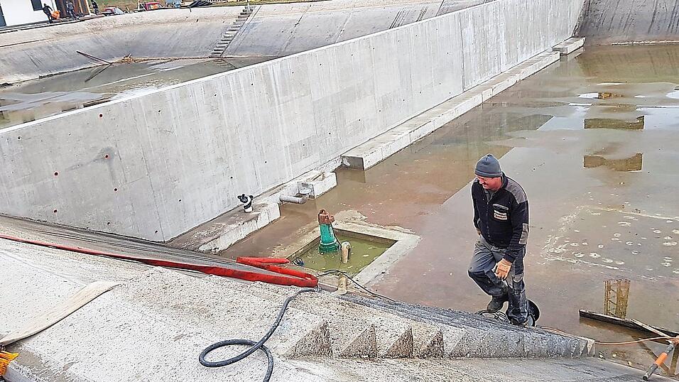 Noch nicht ganz fertig ist das Trübwasser- und Schlammspeicherbecken, das insgesamt circa 3 500 Kubikmeter Flüssigkeit fasst. Technik und Ausrüstung kommen erst im Frühjahr 2024. Das gegenüberliegende Belebungsbecken ist bereits fertig und in Betrieb. Noch nicht ganz fertig ist das Trübwasser- und Schlammspeicherbecken, das insgesamt circa 3 500 Kubikmeter Flüssigkeit fasst. Technik und Ausrüstung kommen erst im Frühjahr 2024. Das gegenüberliegende Belebungsbecken ist bereits fertig und in Betrieb.