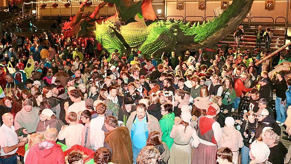 Feiern mit dem Drachen: Zuschauer, Darsteller und Helfer versammelten sich nach der Premiere zur „Tribünen-Party“.