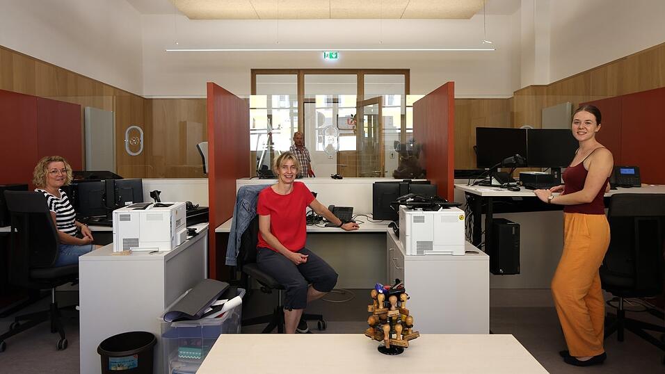 Auch das Team vom Einwohnermeldeamt freut sich schon auf das neu gestaltete Arbeitsumfeld. Vor dem Umbau befand sich der Zugang in der Wand rechts im Bild, Kunden gelangen nun &uuml;ber den neuen Flur (Bildmitte) ins Amt.