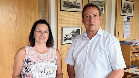 B&uuml;rgermeister Siegfried Lobmeier und Kerstin S&ouml;ldner stellen Ferienprogramm f&uuml;r alle Ferienkinder der Gemeinde K&uuml;nzing vor.