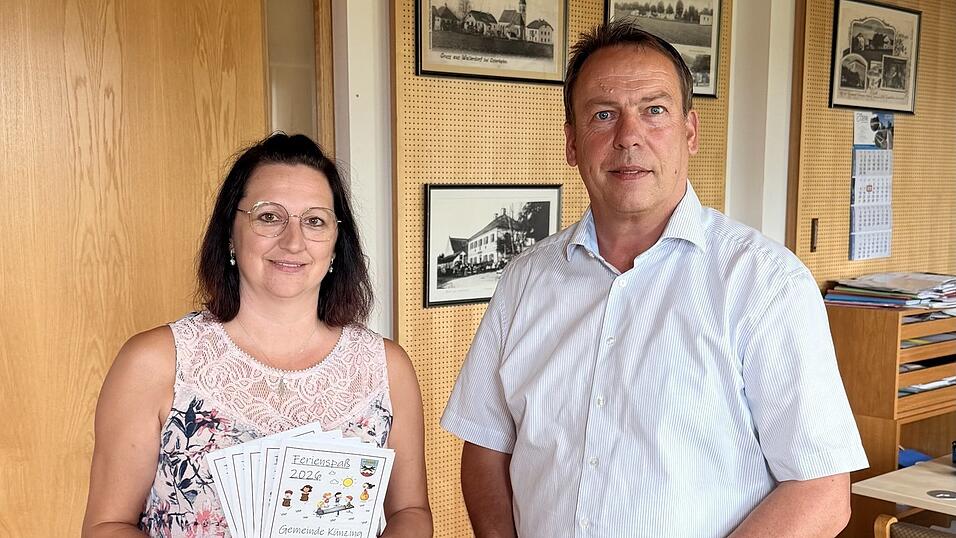 Bürgermeister Siegfried Lobmeier und Kerstin Söldner stellen Ferienprogramm für alle Ferienkinder der Gemeinde Künzing vor. Bürgermeister Siegfried Lobmeier und Kerstin Söldner stellen Ferienprogramm für alle Ferienkinder der Gemeinde Künzing vor.